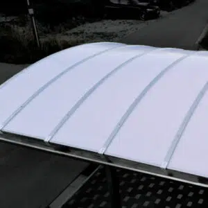 Gewölbter Carport mit opalen Platten, lichtdurchlässig und UV-beständig, gebaut mit Materialien von Stegplattenversand