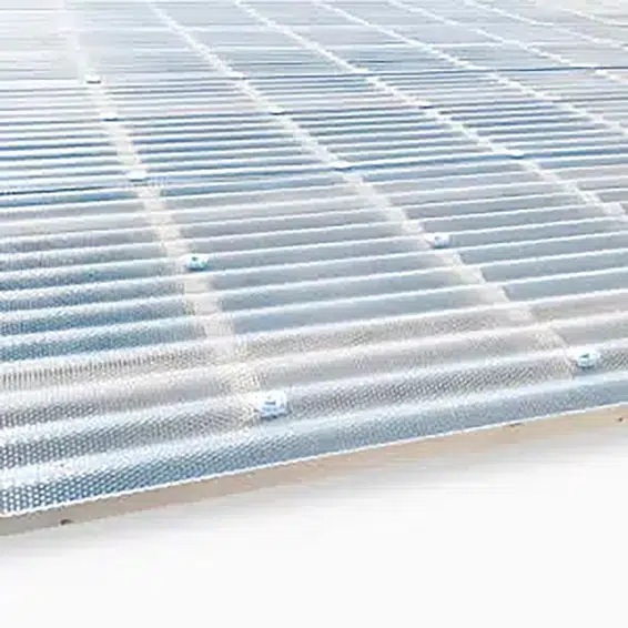 Montierte Acryl-Wellplatten 76/18 mit Wabenstruktur in klar, befestigt mit Kalotten und Schrauben auf einer Holzunterkonstruktion.