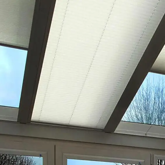 Sonnenschutz-Plissees unter einer Terrassenüberdachung im eingebauten Zustand.