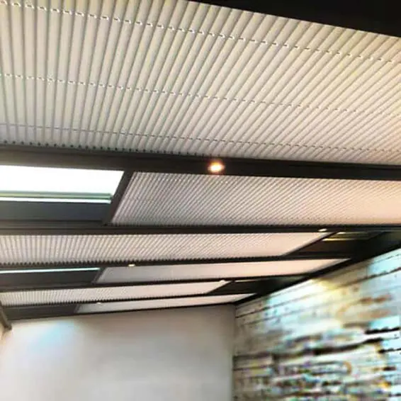 Sonnenschutz-Plissees unter einer Terrassenüberdachung im eingebauten Zustand.