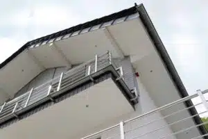 Weiße PVC-Paneele im verbauten Zustand als Verkleidung eines Dachüberstands.