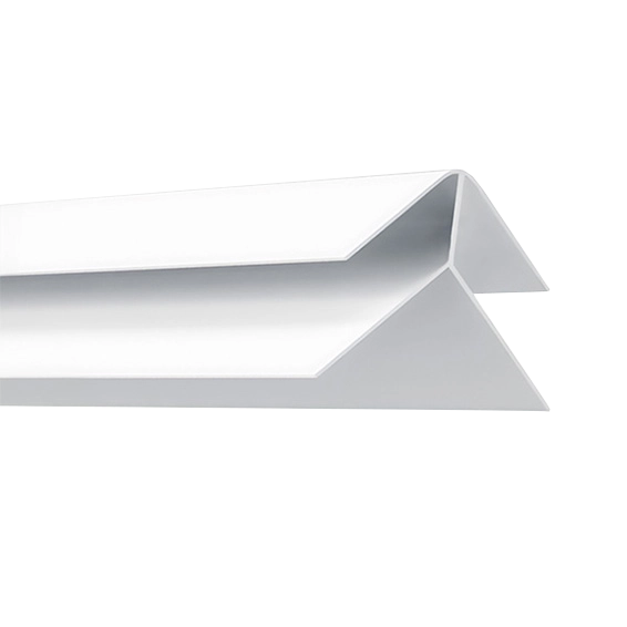 Weißes PVC-Eckprofil für die Verlegung von PVC-Paneelen.