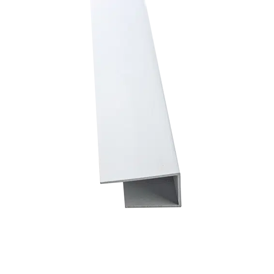 Weißes PVC U-Profil für die Verlegung von PVC-Paneelen.