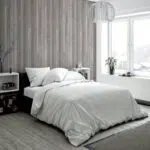 ALUCOM® Design Beton Brettschalung – Wandverkleidung in modernem Schlafzimmer.