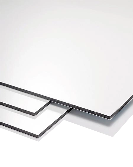 Weiße Aluverbundplatten von ALUCOM® M, ideal für Fassadenverkleidung und Werbeschilder