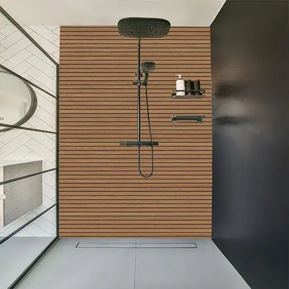 ALUCOM® Design Holzlamelle – Duschrückwand in natürlicher Holzoptik.