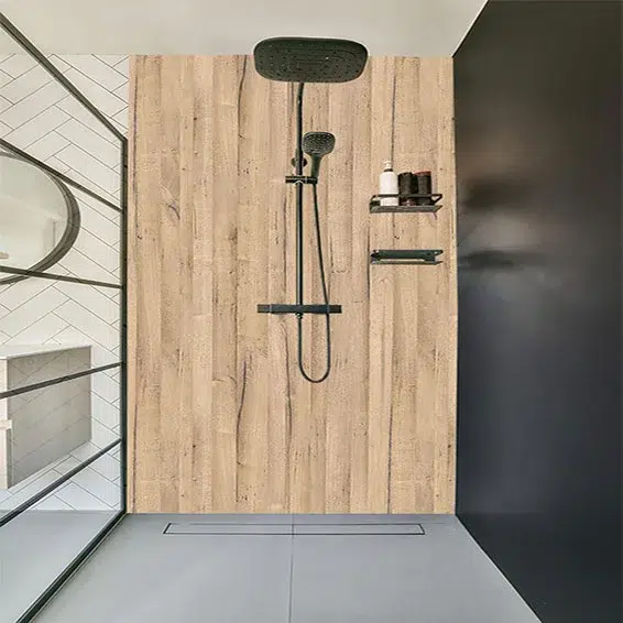 ALUCOM® Design Schwarzwald Eiche – Duschrückwand in modernem Badezimmer.