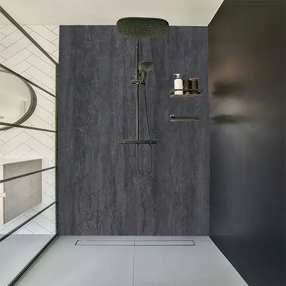 ALUCOM® Design Travertin Dunkelgrau – Duschrückwand in modernem Badezimmer.