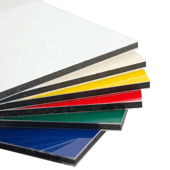Bunter Stapel Alucom® Aluverbundplatten – Vielfalt in verschiedenen Farben.