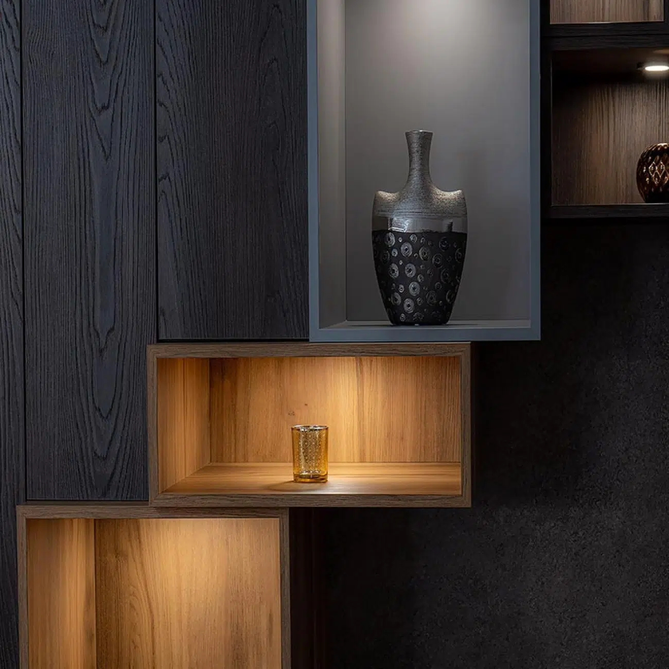 Kronoart® Color Hpl Schiefer Grau Als Stilvolles Offenes Dekofach In Einer Dunklen Holz-Schrankfront.