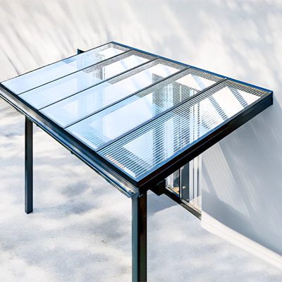 Terrassenüberdachung Aus Aluminium Mit Durchsichtigen Doppelstegplatten, Modernes Design Und Lichtdurchlässige Konstruktion